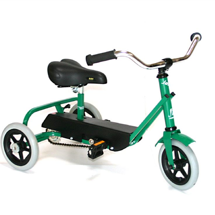 En grön trehjulig cykel med svart säte mot en vit bakgrund.