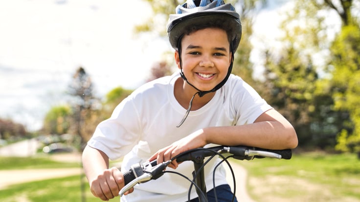 Ungdom som h&auml;nger vid sin cykel