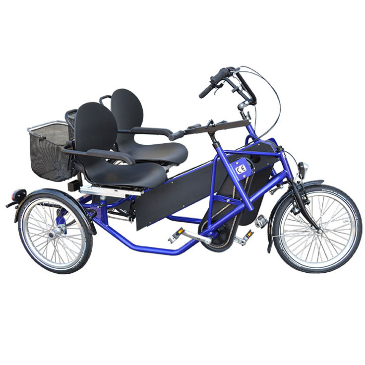 En blå trehjulig cykel med dubbelsits och en korg bakpå.