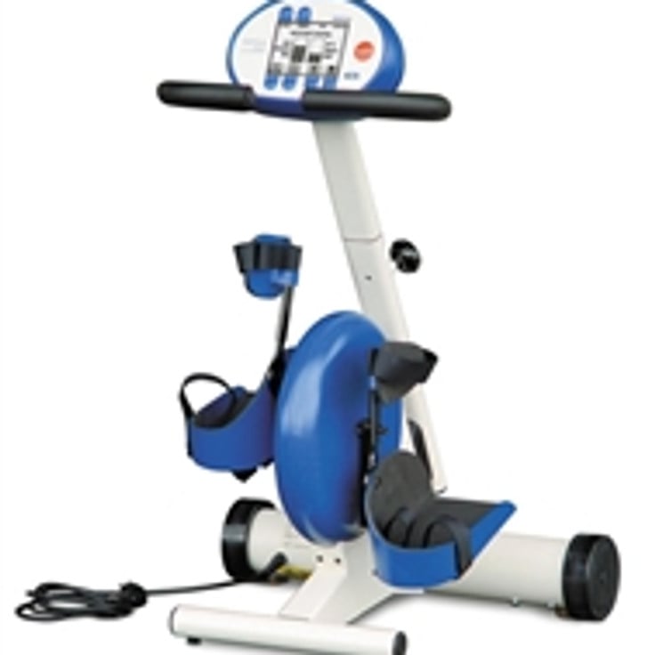 En blå och vit motionscykel mot en vit bakgrund.