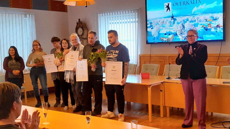 En bild på Överkalix särskilda boenden, serviceboende och gruppboende som visar deras diplom.