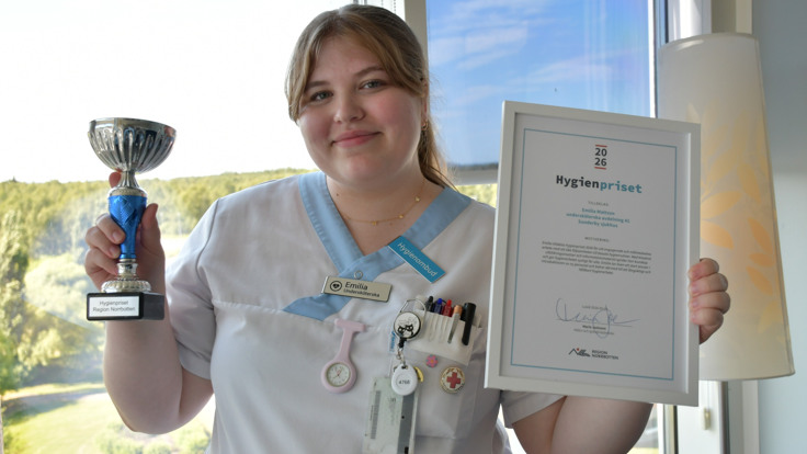 Emilia Mattsson visar upp sin pokal.