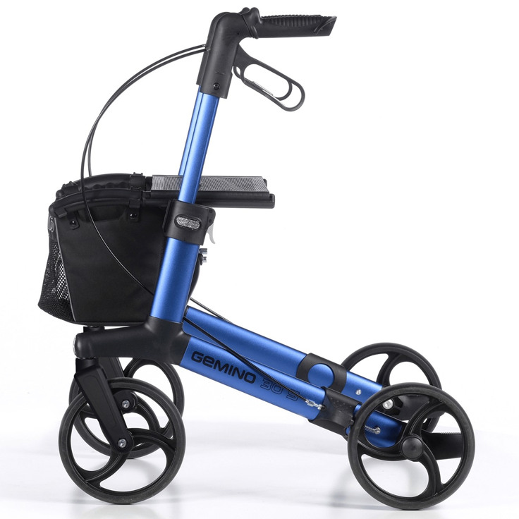 En blå rollator för barn med en svart väska på.