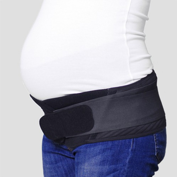 En gravid kvinna med ett bälte runt magen.