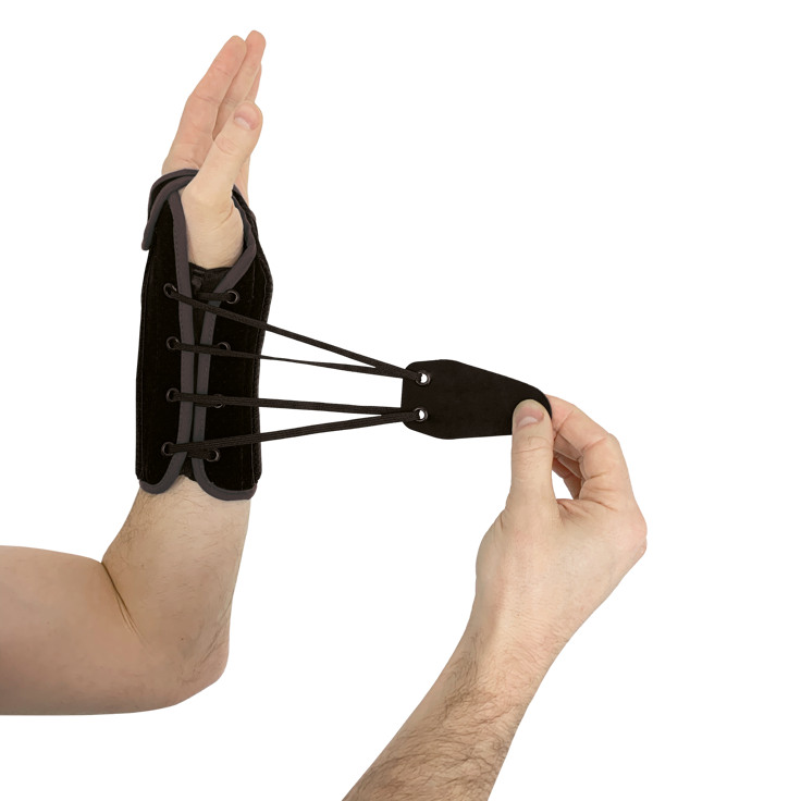 En hand med ett handledsstöd fäst vid den.