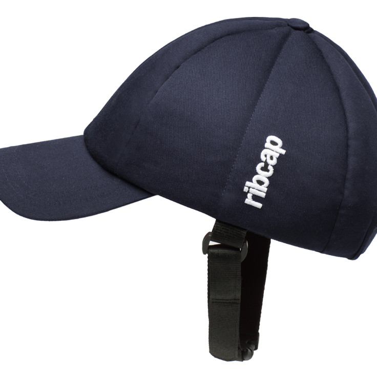 En blå mössa med en vit logotyp på.