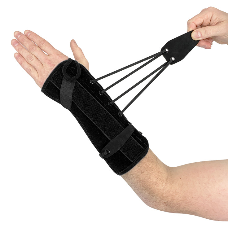 En hand med ett handledsstöd fäst vid den.