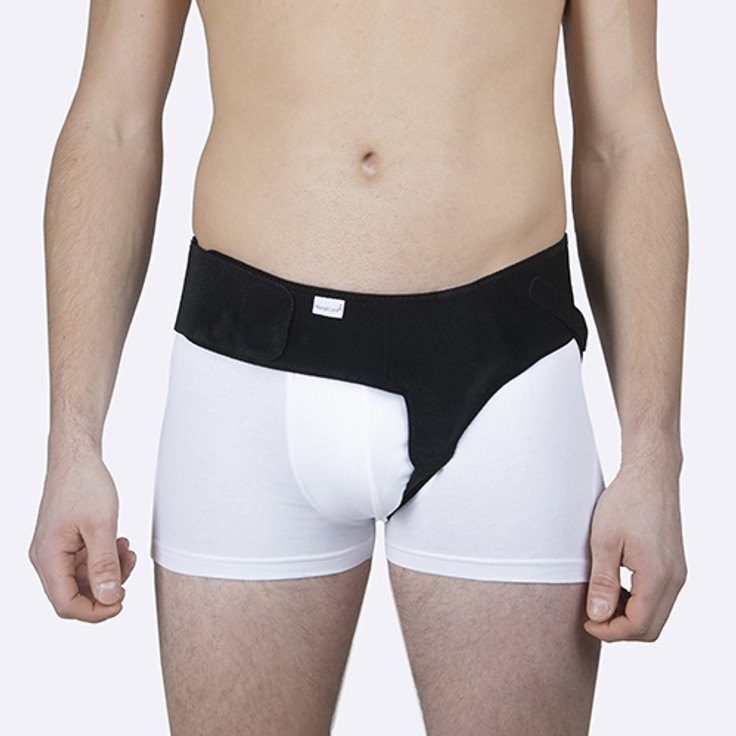 En man med ett bråckbandage runt midjan