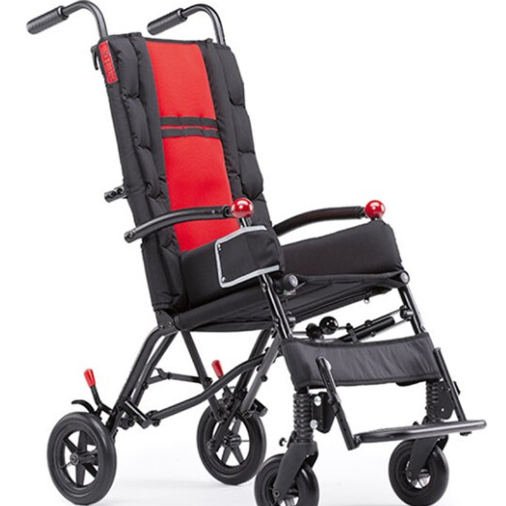 En röd och svart sittvagn med hjul.